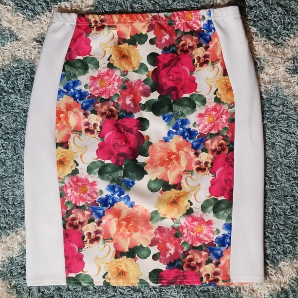Boohoo Dresses & Skirts - 🌻🌻Gorgeous Boohoo Plus Floral Pencil Skirt🌻🌻